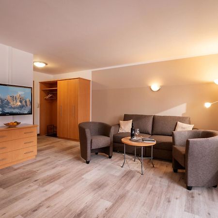 אלמאו Appartements Holiday מראה חיצוני תמונה